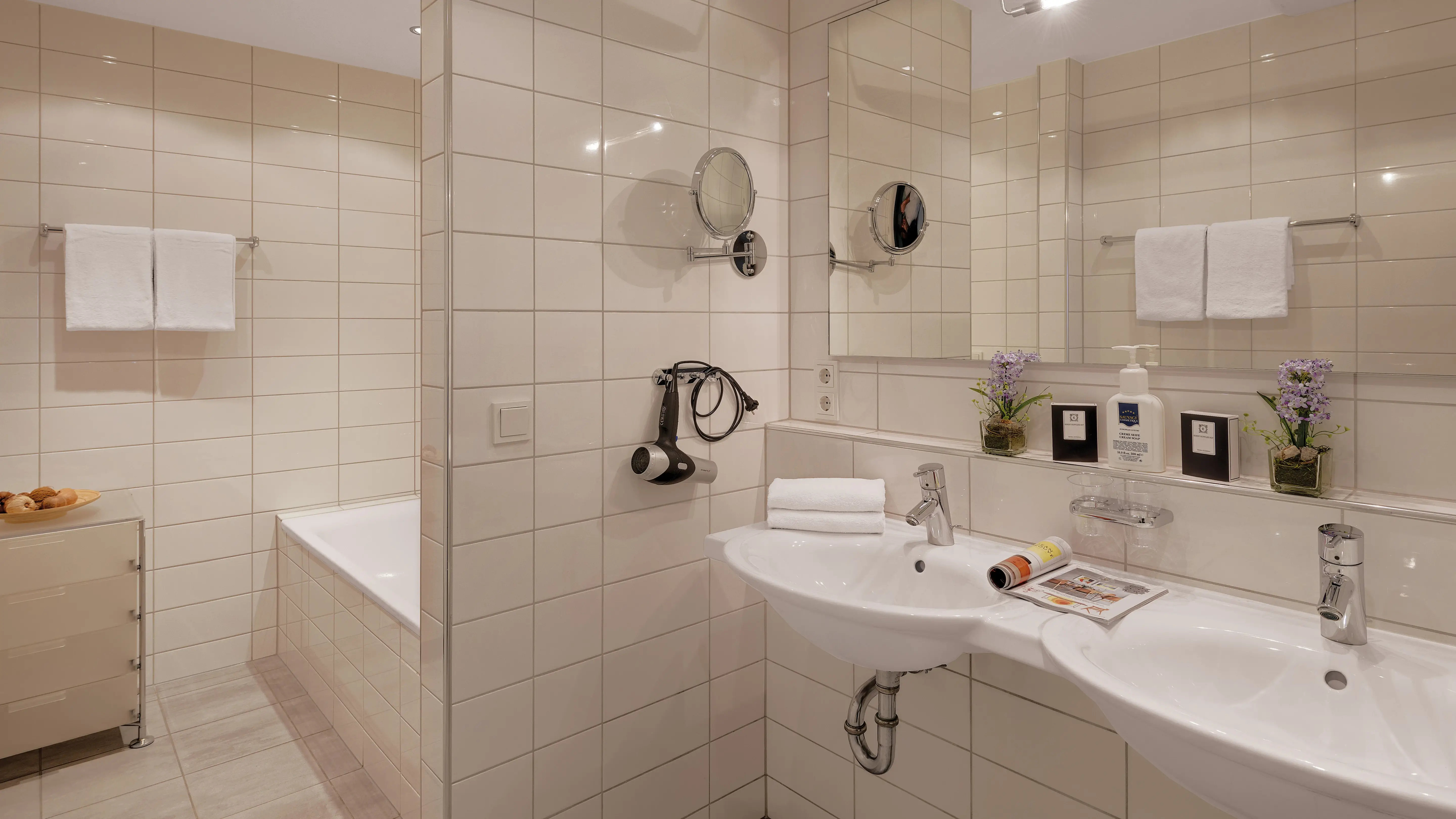 Elegantes Badezimmer der Suite mit freistehender Badewanne und Marmorfliesen - pure Entspannung